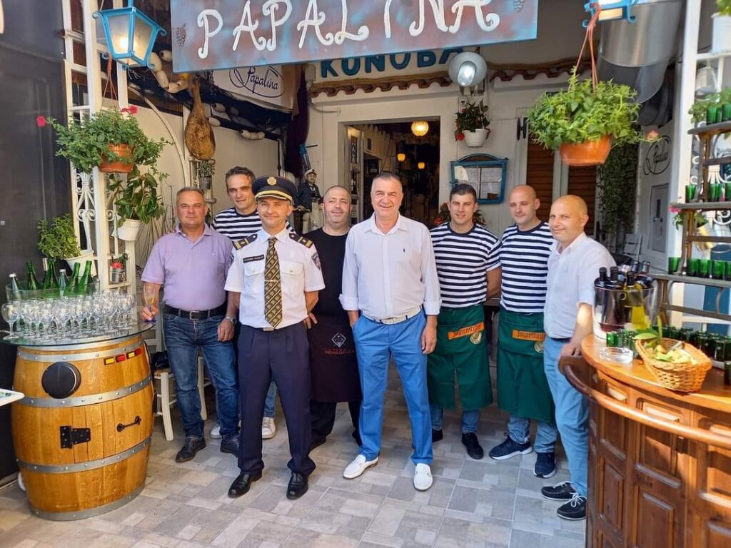 TAVERN PAPALINA