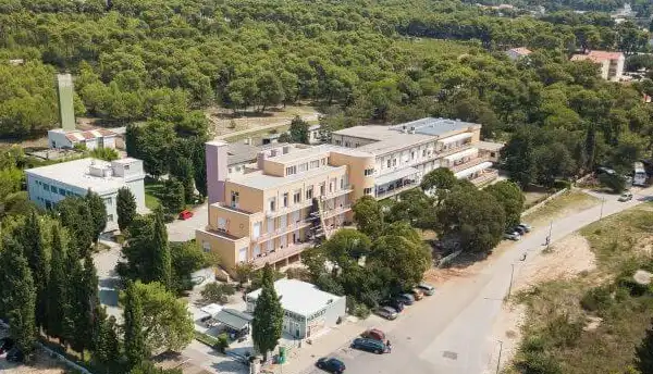 Gesundheitstourismus in Biograd na Moru: Das orthopädische Krankenhaus am Meer und die Tradition der Heilung